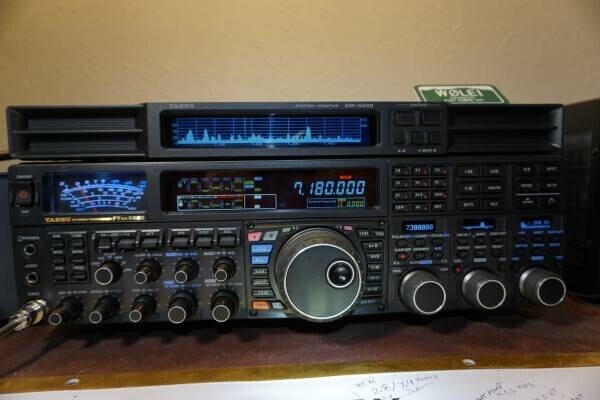 ham-radio-yaesu-ftdx5000-mp-station-monitor-sm-5000-big-0